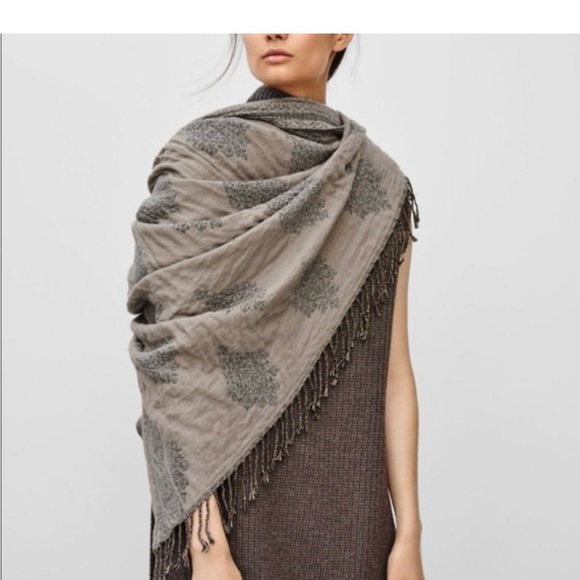 Aritzia Blanket Scarf (Wilfred) - Picture 4 of 5